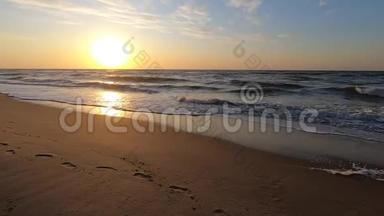 日落日出在海上<strong>曙光</strong>。 水和海浪海洋景观